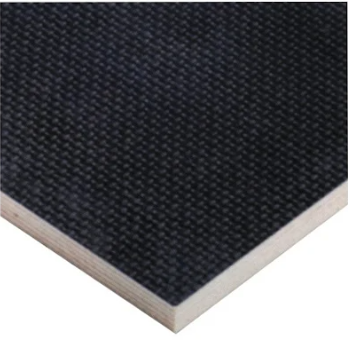 Närbild av hörnet på Slitskyddsplywood12x3050x1525 med svart textur och ljus kant.