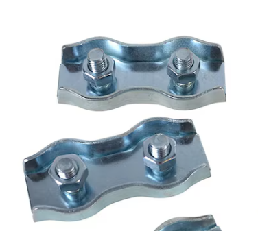 Fem galvaniserade trådförbindningar (2mm) Skarvlås med bultar och muttrar mot vit bakgrund.