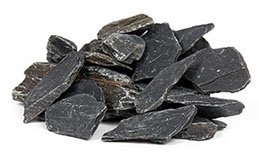 Påse med Skifferkross 20-40 mm grafitskifferstenar, 15 kg, mot vit bakgrund.