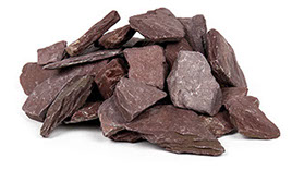 En hög med skifferkross 20-40mm plommon 15kg på en vit bakgrund.