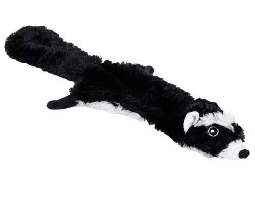Skunkis plysch hundleksak, svartvit skunk med stora ögon, ligger platt på en vit bakgrund.