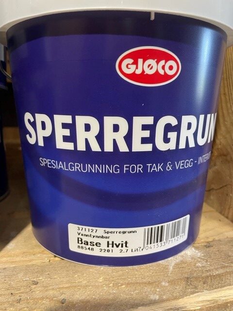 En blå burk Gjoco Sperregrunn 2,7LITER Base Hvit står på en hylla.