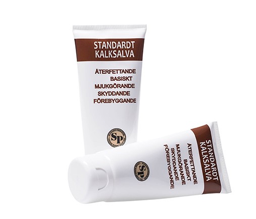 Två vita tuber med Standardt Kalksalva 100ml med brun och svart text.