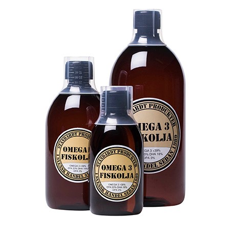 Tre flaskor Standardt OMEGA3 Fiskolja 500ml i märkta bruna plastbehållare.