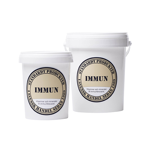Två vita plastförpackningar märkta Standardt Immun 250g med cirkulära sigill i svart och guld.