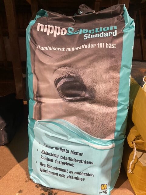 Påse med HippoSelection Standard pellets med hästbild och svensk text på etiketten.