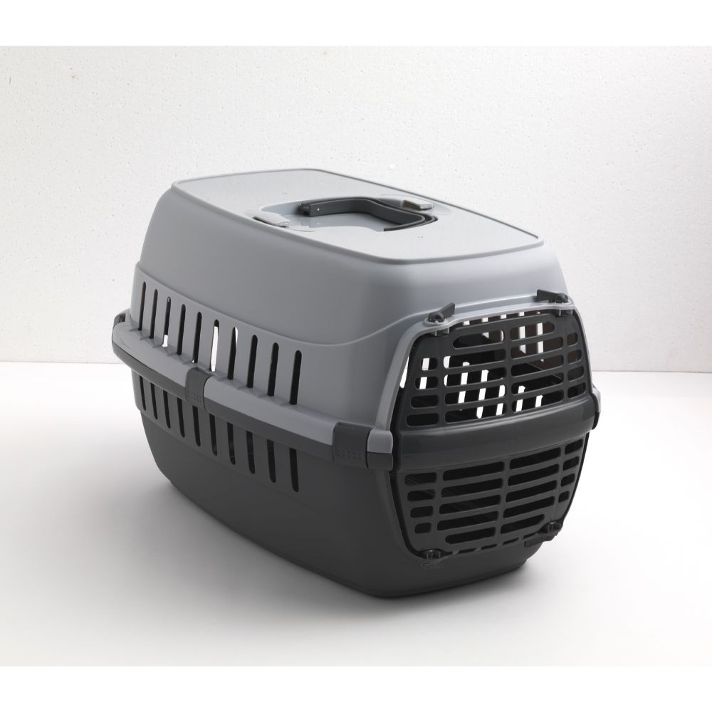 Transportbur i grå och svart plast för husdjur med ventilerad dörr mot vit bakgrund.