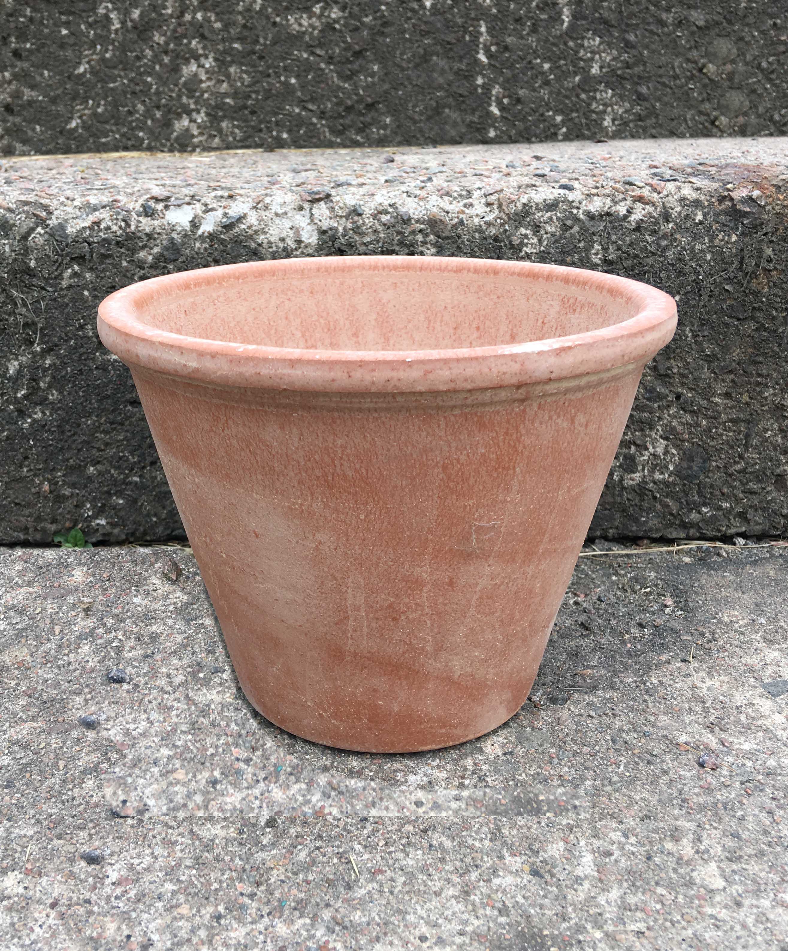 Kruka Lera Italien - 42 cm terrakottakruka på en betongyta framför en trappa.