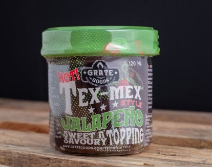 En burk Tex-Mex Jalapeño Savoury Topping på en träyta.