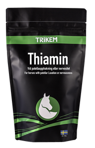 Svart och grön Trikem Thiamin 500g-påse för hästar, med logotyp i form av ett hästhuvud på framsidan.