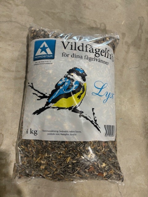 Vildfågelfröblandning lyx 4kg påse med en blågul fågel på framsidan.