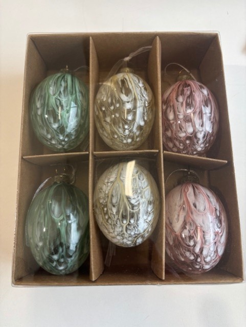 Ägg glas målade mix 6p: sex äggformade glasprydnader i grönt, vitt och rosa mönster.
