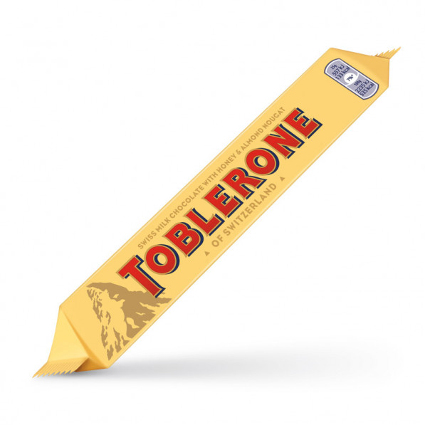 En gul Toblerone 50g med röda bokstäver och en bergsdesign på förpackningen.