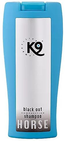 Blå flaska med BLACK OUT SCHAMPOO för hästar.