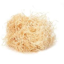 En hög med Träull 0,32 mm beige träullsspån mot en vit bakgrund.