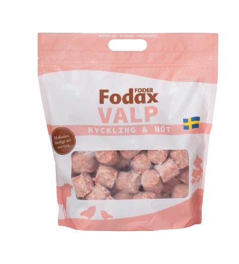 Fodax valp 2kg hundmat, smak av kyckling och nötkött med synliga bitar inuti.