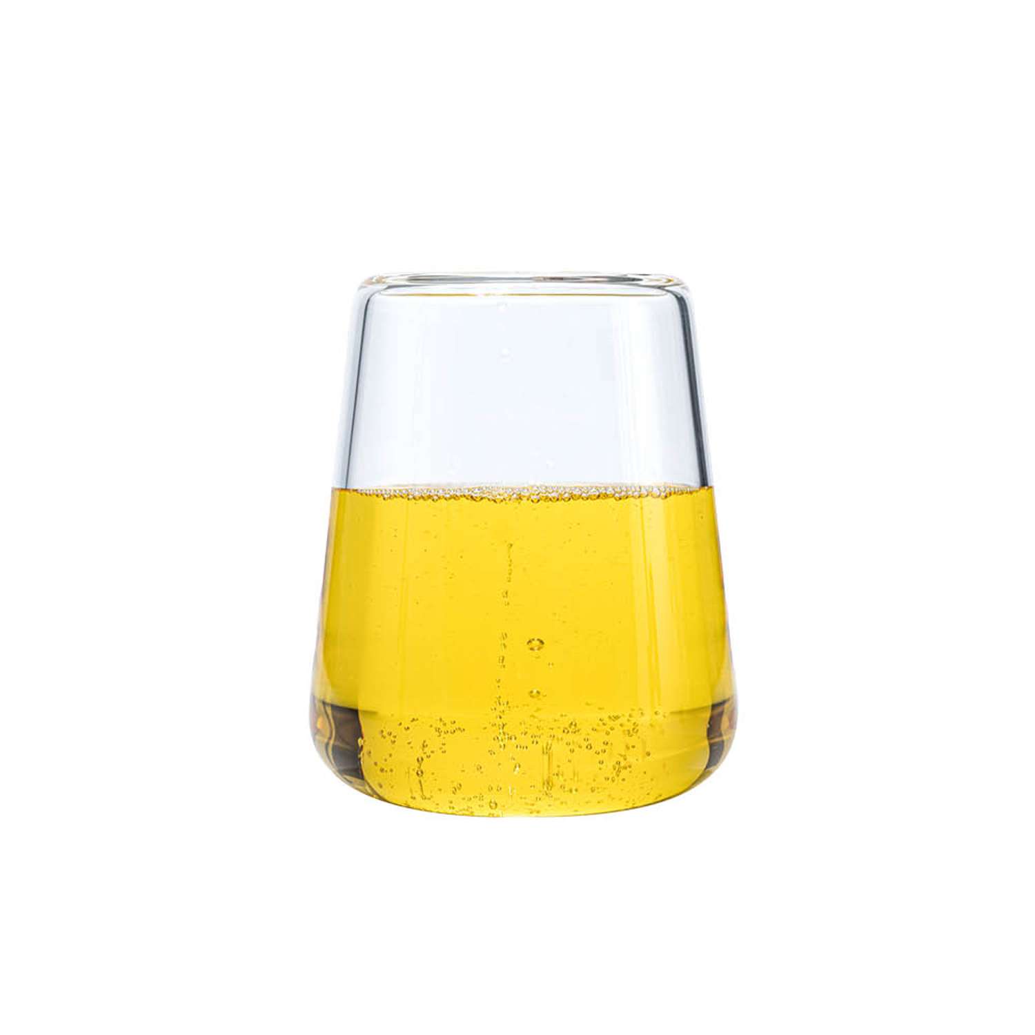 Klart glas fyllt med gul kolsyrad vätska, bubblor synliga, mot en vit bakgrund.