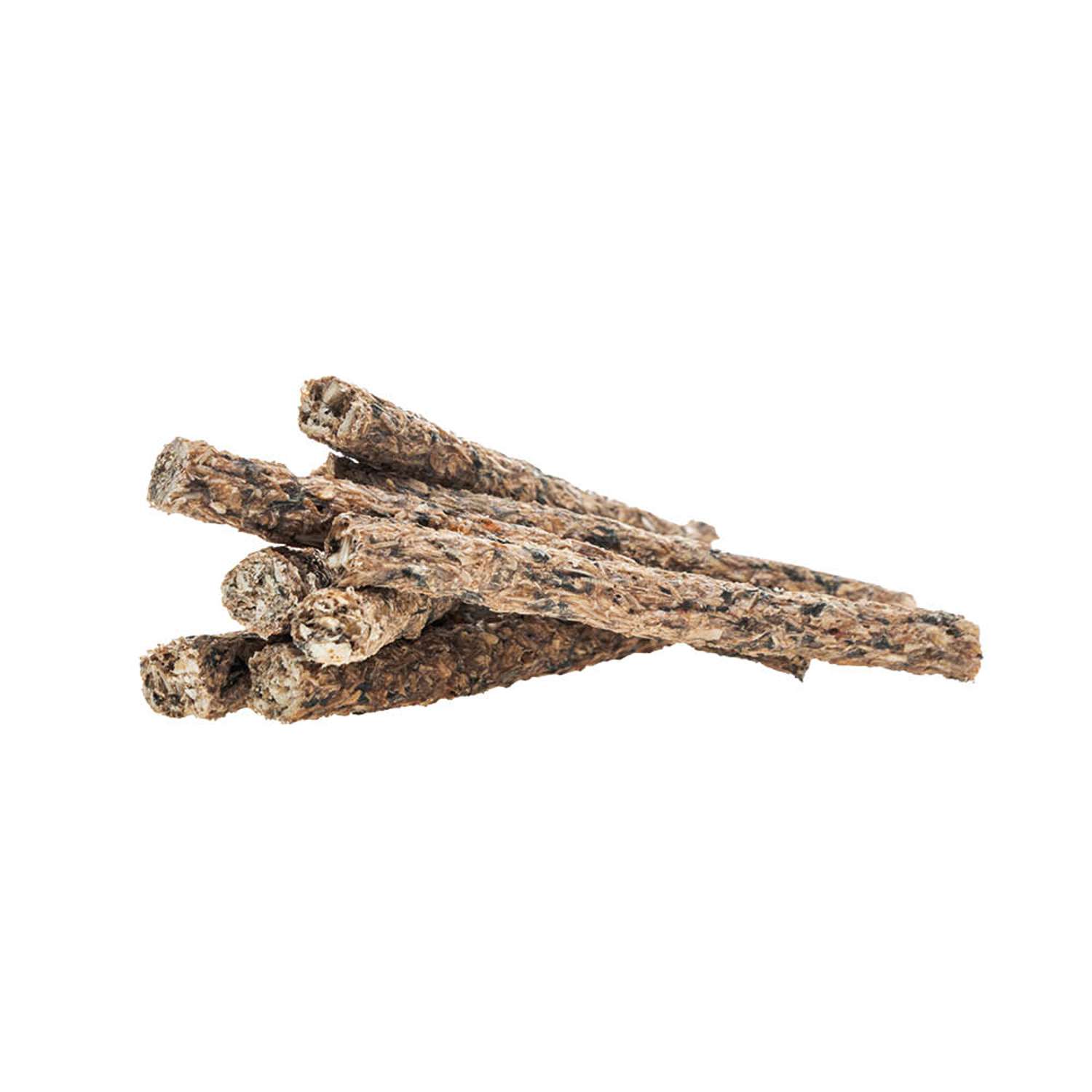 Fem bruna, texturerade pinnar med torkad mat eller godis för husdjur mot en vit bakgrund.