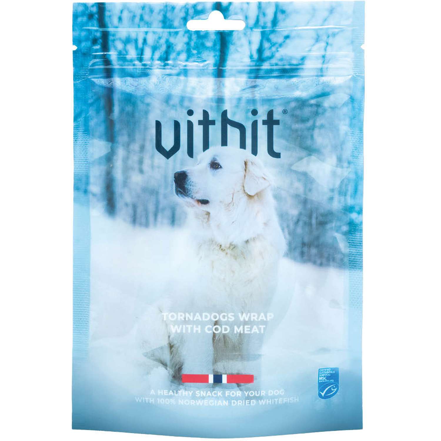 En hund sitter i snö på en förpackning för Vithit Tornadogs Wrap with Cod Meat hundgodis.