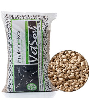 Påse med Halmeko Vetsorb-pellets med en närbild av den bruna pelletstrukturen.