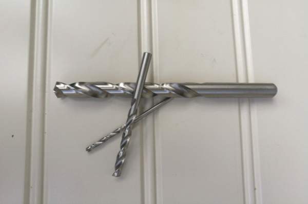 Två Wemax krysslipad industriborr 3,0 mm bits på en vit räfflad yta.