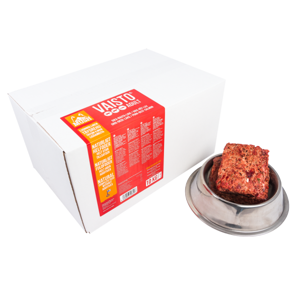 En vit låda märkt Mush Vaisto Röd - 10 kg bredvid en metallskål med rå djurmat inuti.