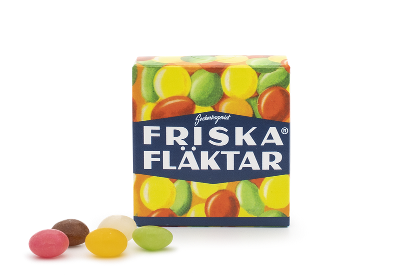 FRISKA FLÄKTAR 23G låda med fem färgglada karameller bredvid mot en vit bakgrund.