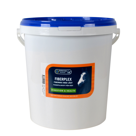 Vit hink med blått lock, märkt foderkrita - 2 kg, med en häst på etiketten.