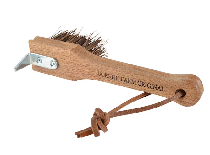 Hovkrats m. Bassine borste: trähandtag, metallborst, skrapa, läderrem.
