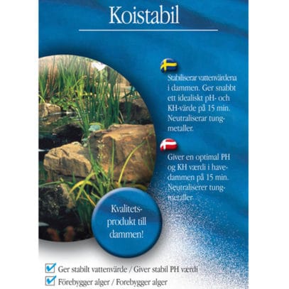 Damm med stenar och växter; info om Koi Stabil 1000g på svenska och danska.