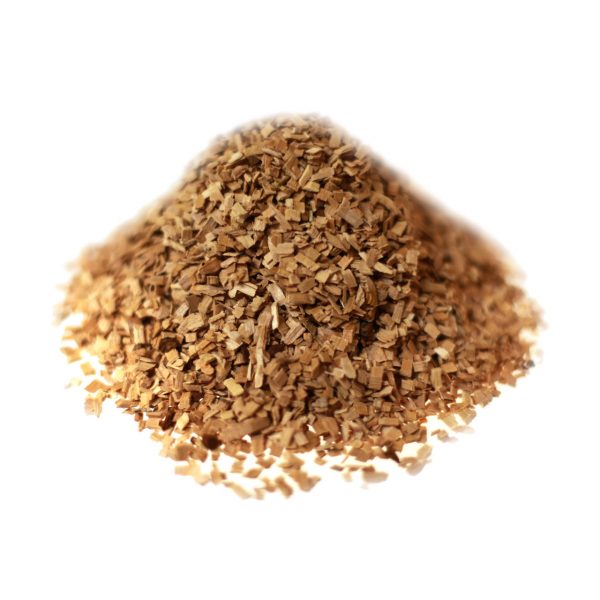 En liten hög med Alflis 2-4mm 100L (rökspån), ljusbrun och finfördelad, mot vit bakgrund.