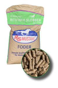 En 20 kg påse med RS Mustang Betfiber Slobber hästfoder, med pellets som visas i närbild.
