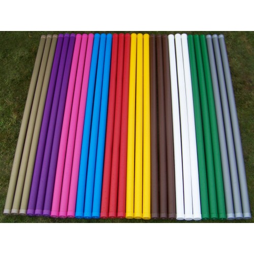 LÄTTVIKTSBOM FÖR CAVALETTI 3,0 M plaststolpar i olika färger placerade på gräs.