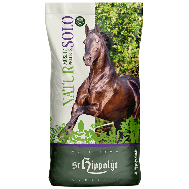 St Hippolyt Natur musli solo 15kg med en galopperande häst och grönt bladverk på påsen.