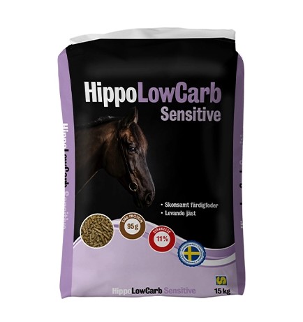 HippoLowCarb Sensitive hästfoder med en hästbild och lila accenter på påsen.