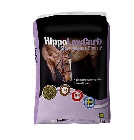 Påse med HippoLowCarb Slow Release Energy-foder med en brun häst och logotypen svenska flaggan.