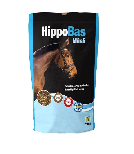 En blå och svart HippoBas Müsli foderväska för hästar med en hästbild på framsidan.