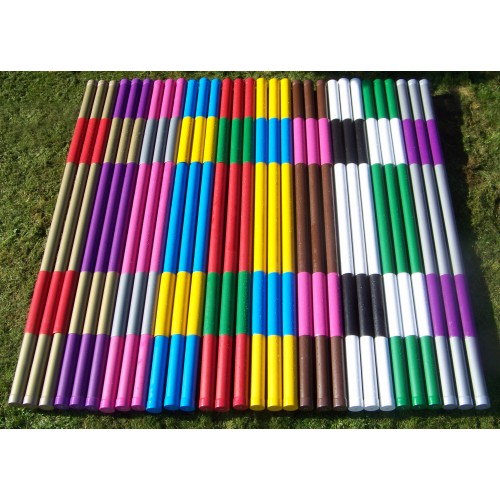 Rader av FÄRGTILLÄGG BOM - Orange stolpar i ljusa sektioner placerade sida vid sida i gräset.