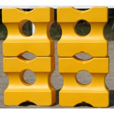 Fyra Cavaletti Block small gul staplade två och två utomhus.