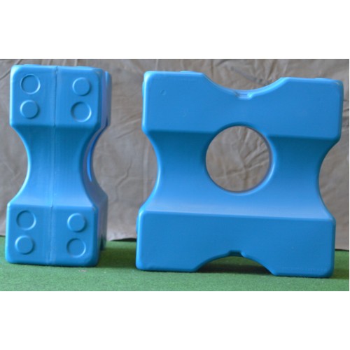 Två Cavaletti block små blå på grön yta med brun bakgrund, den ena med hål.