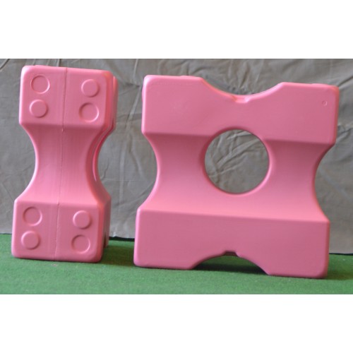 Två Cavaletti block små rosa på grön yta.