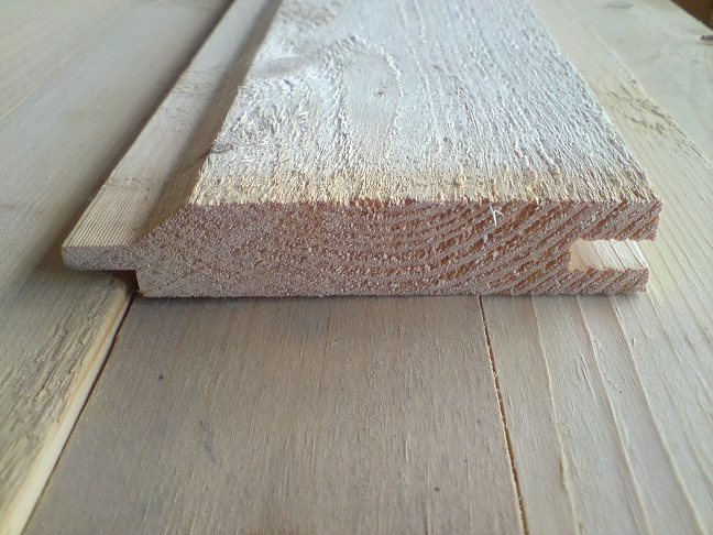 Närbild på Hyvlad enkelfas 21*120 plank på trä, 4200mm, 19,90kr/m.