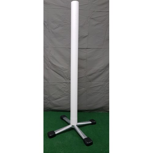 Enkelstödet är en vit vertikal stolpe med ett fyrbent metallunderrede på grön matta.