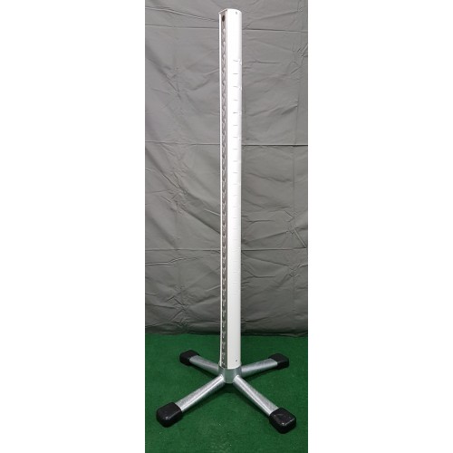 ENKELSTÖD MED INBYGGD SKENA: Hög metallstolpe med fyrbent fot, grön/grå bakgrund.