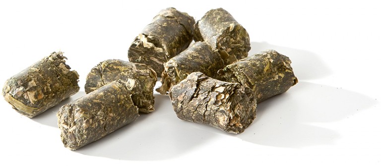 LUSERNPELLETS 20 kg Halmeko: Torra, sammanpressade höpellets på vit bakgrund.