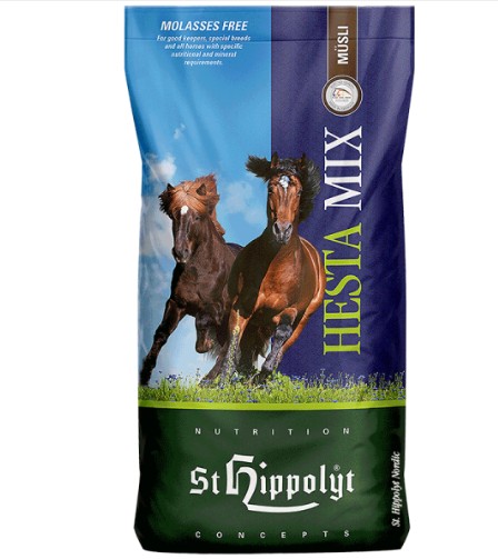 En 20 kg påse med St Hippolyt Hestra Mix Musli med två springande hästar på framsidan.