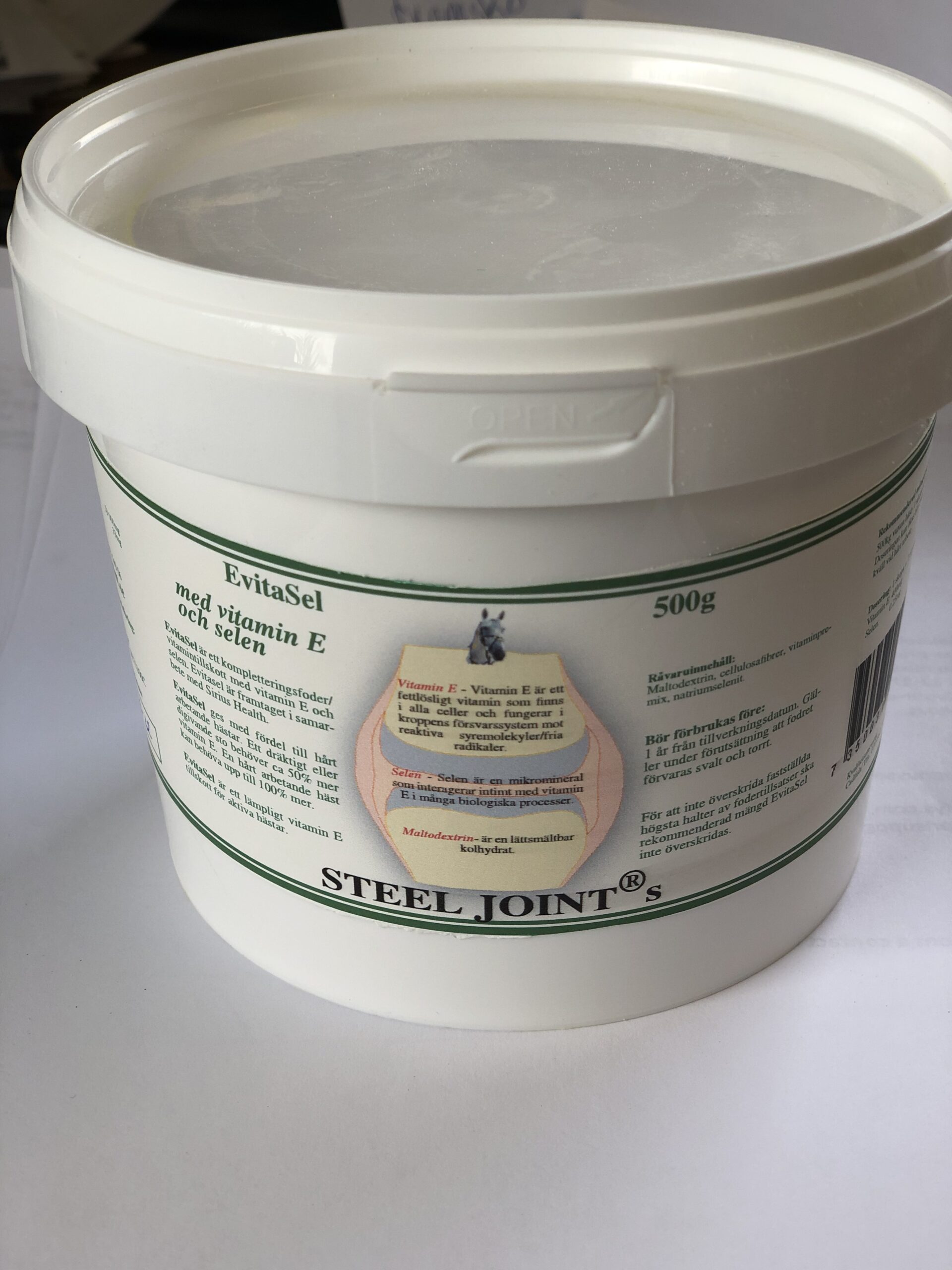 Vit burk märkt EvitaSel Steel joint 2,5 kg, ett tillskott av vitamin E och selen.