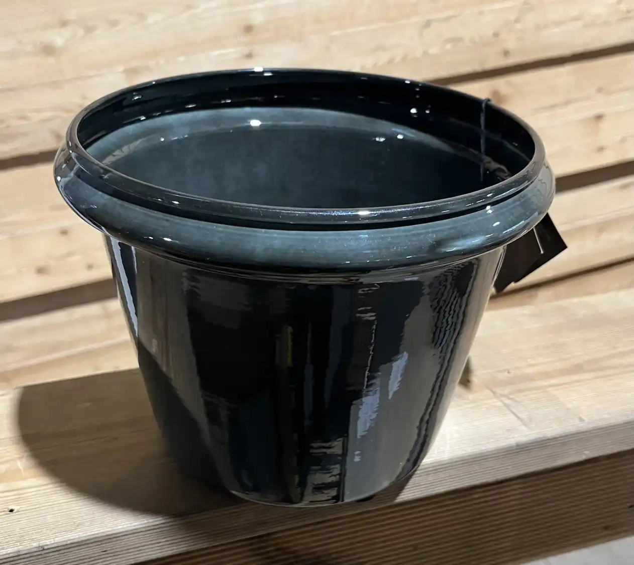 En Verona kruka 37x37x27 ocean står på en träyta mot en trävägg.