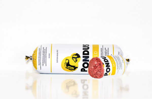 En rulle PONDUS MILD djurfoder (0,5 kg) med en skiva som visar en röd, köttig insida.