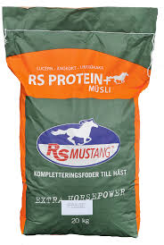 RS Mustang® Protein + Müsli 20 kg i grön och orange förpackning.